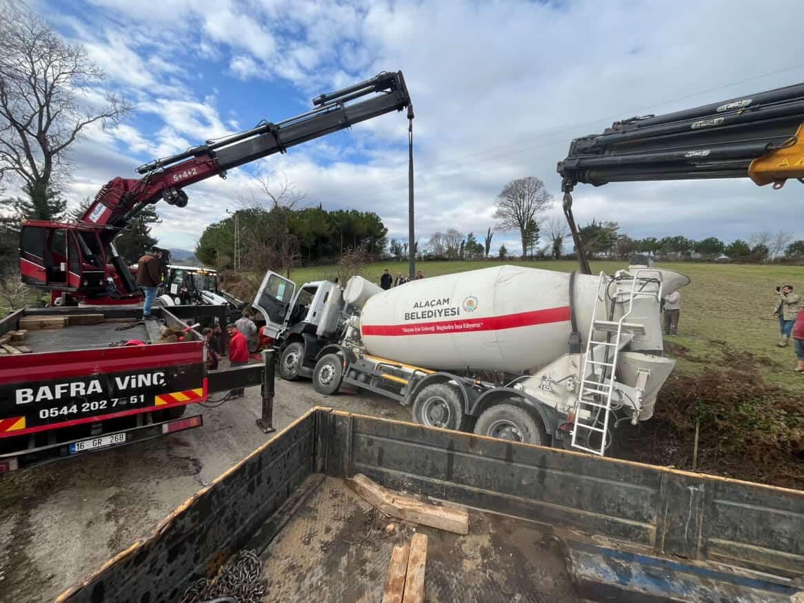 SAMSUN’UN ALAÇAM İLÇESİNDE MEYDANA GELEN TRAFİK KAZASINDA, ALAÇAM BELEDİYESİ’NE AİT BETON MİKSERİ...