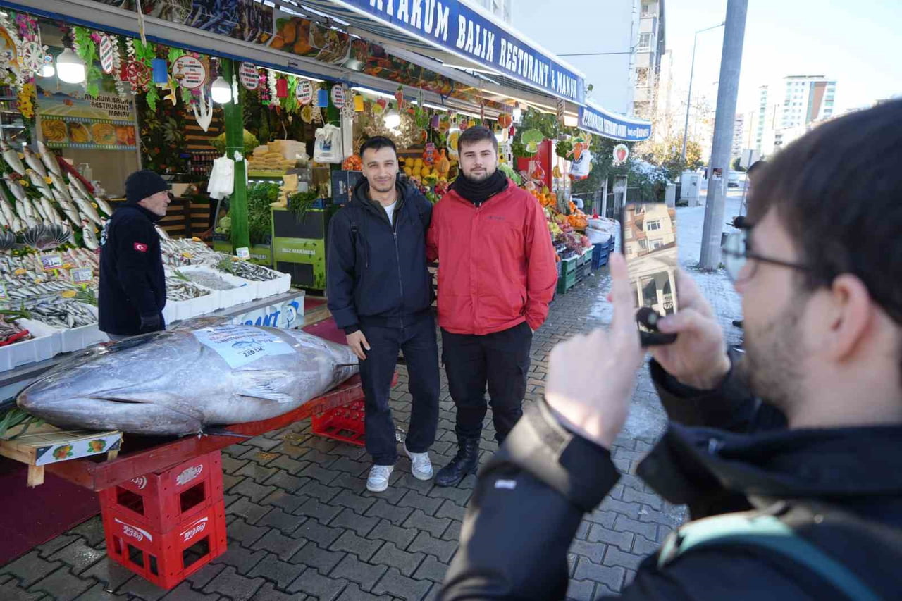 SAMSUN’UN ATAKUM İLÇESİNDE BİR BALIK TEZGAHINDA SERGİLENEN 353 KİLO AĞIRLIĞINDA VE 2 BUÇUK METRE...