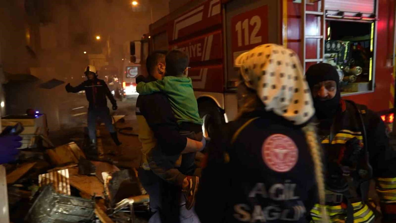 SAMSUN’UN İLKADIM İLÇESİNDE ÜÇ KATLI BİR BİNANIN BODRUM KATINDA ÇIKAN YANGIN PANİĞE NEDEN OLDU....