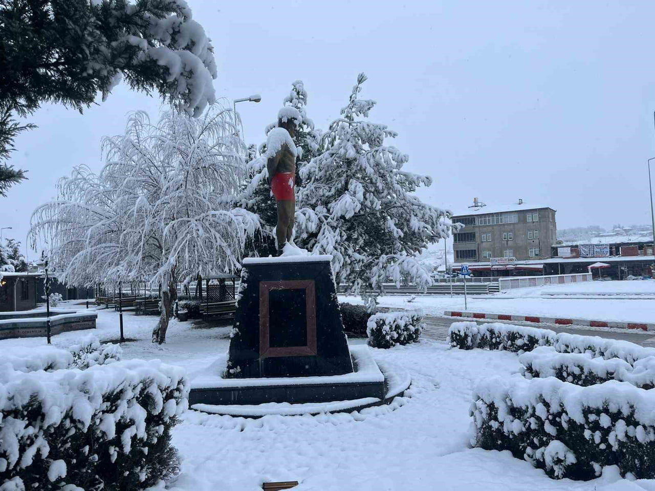 SAMSUN’UN KAVAK İLÇESİNDE GECE SAATLERİNDE BAŞLAYAN KAR YAĞIŞI, SABAHA KARŞI ETKİSİNİ ARTIRARAK...