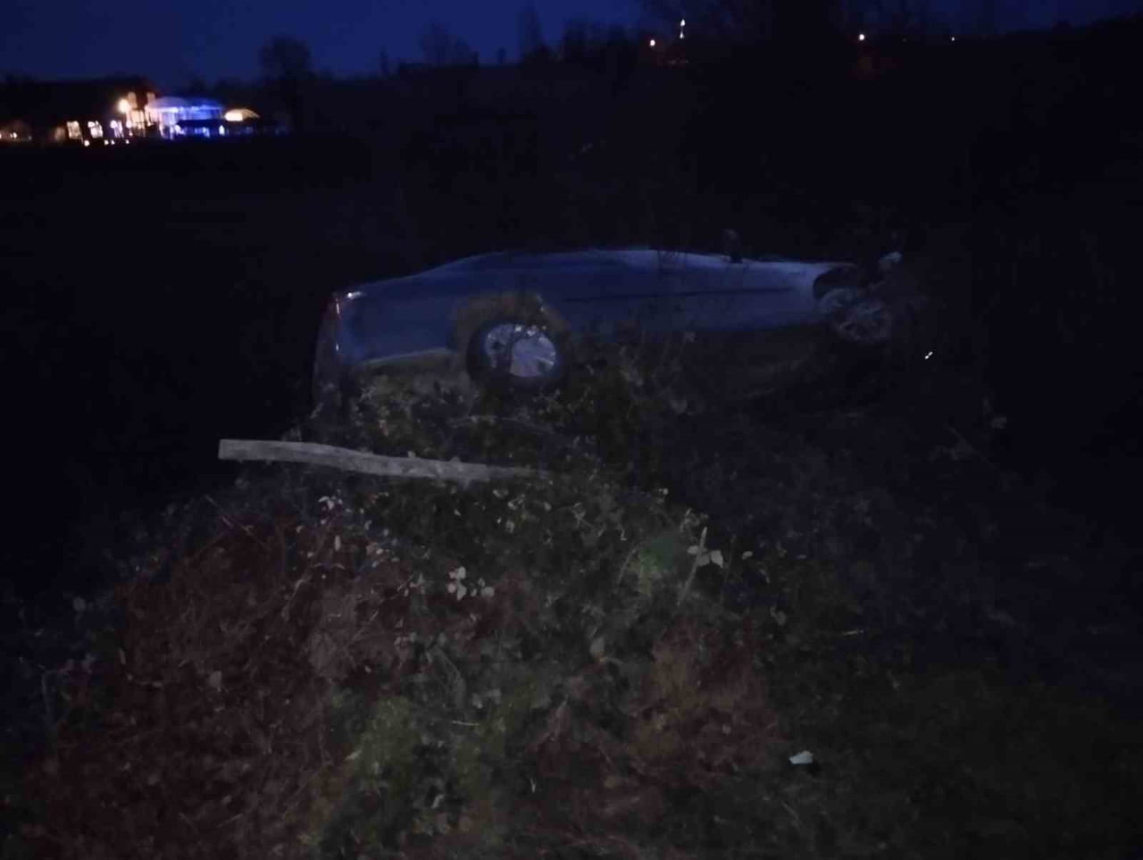 SAMSUN’UN SALIPAZARI İLÇESİNDE KONTROLDEN ÇIKARAK ŞARAMPOLE YUVARLANAN ARAÇTA 3 KİŞİ...