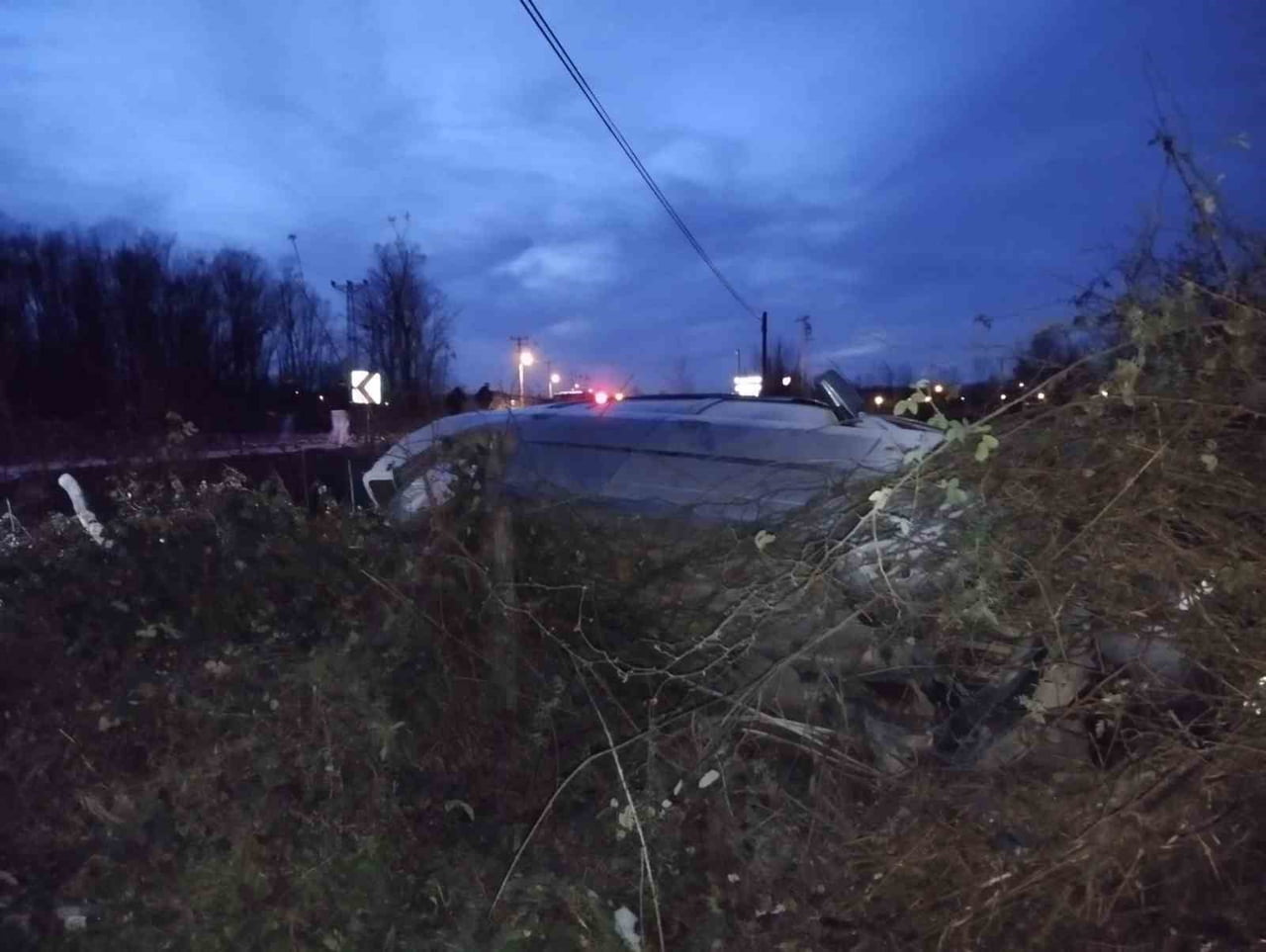 SAMSUN’UN SALIPAZARI İLÇESİNDE KONTROLDEN ÇIKARAK ŞARAMPOLE YUVARLANAN ARAÇTA 3 KİŞİ...