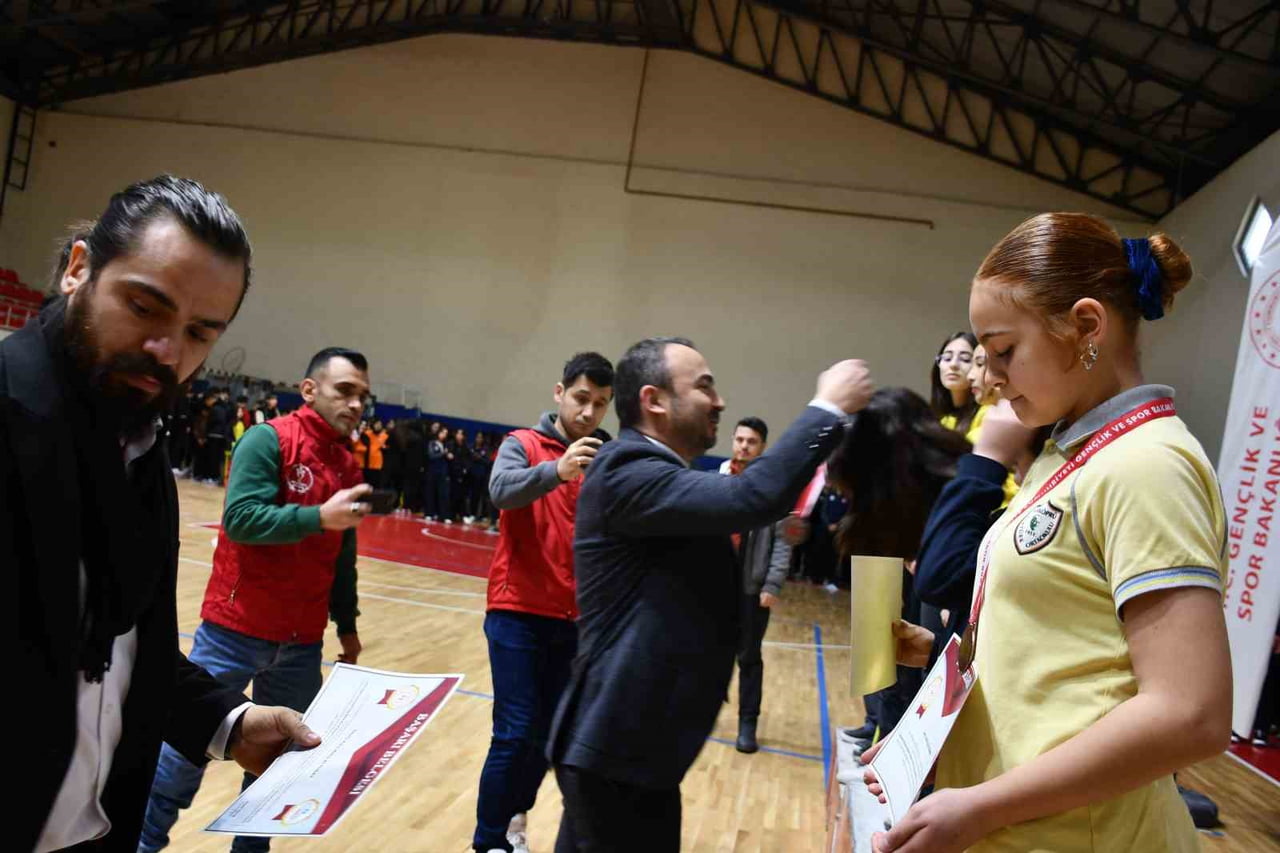 SAMSUN’UN VEZİRKÖPRÜ İLÇESİNDE, OKUL SPORLARI FAALİYETLERİ KAPSAMINDA DÜZENLENEN MÜSABAKALARDA...