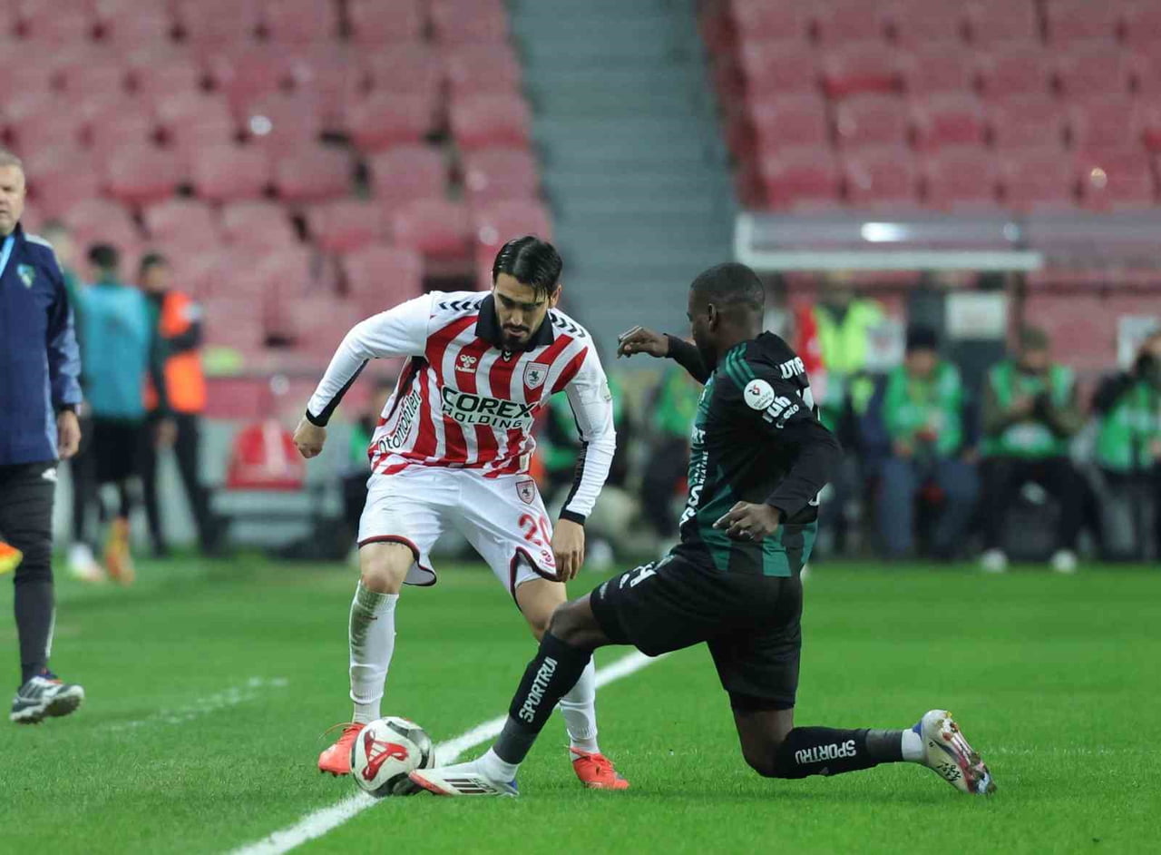 SAMSUNSPOR - KOCAELİSPOR MAÇININ İKİNCİ YARISINDAN KARELER.