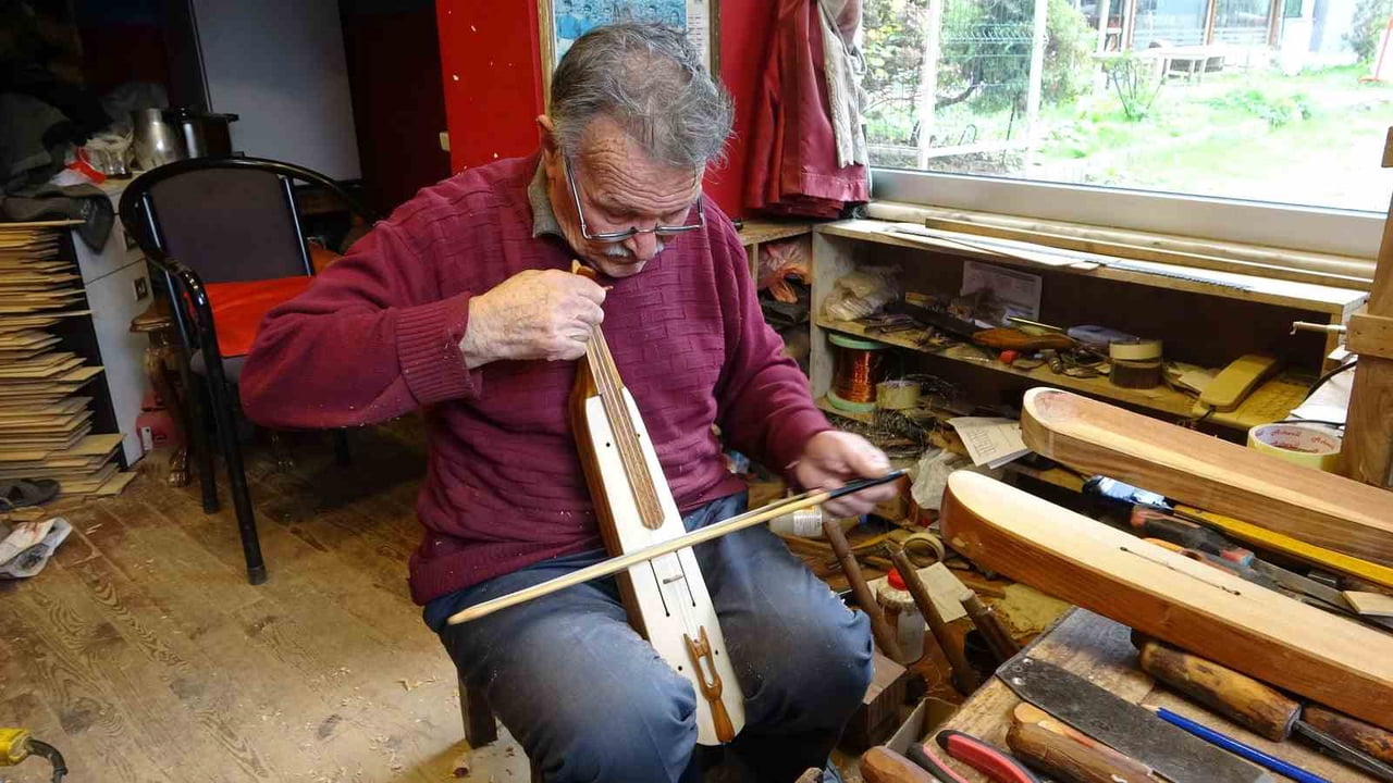 SANCAK,  "81 YAŞINDAYIM. BENİM BİR USTAM YOK. İLKOKULA GİDERKEN KEMENÇE YAPMAYA BAŞLADIM. USTAM...