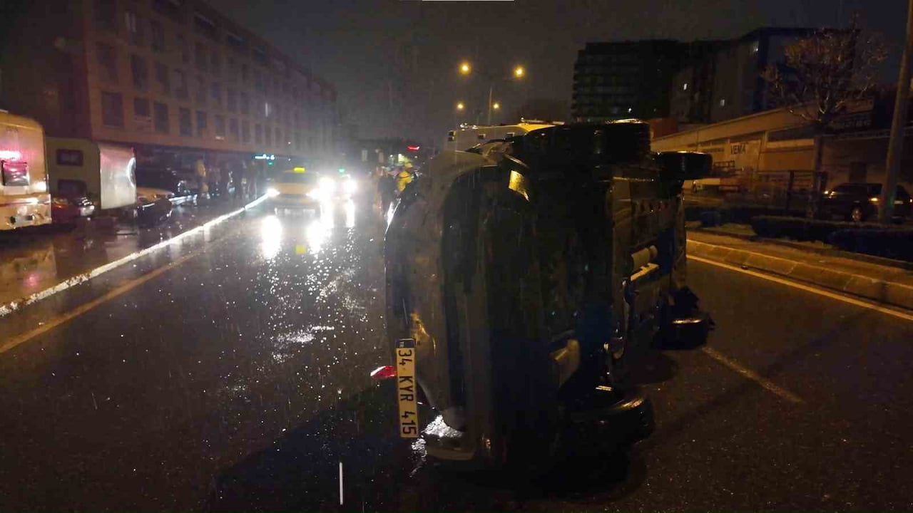 SANCAKTEPE'DE AŞIRI HIZ NEDENİYLE KONTROLDEN ÇIKAN OTOMOBİL, PARK HALİNDEKİ 4 OTOMOBİL İLE SEYİR...