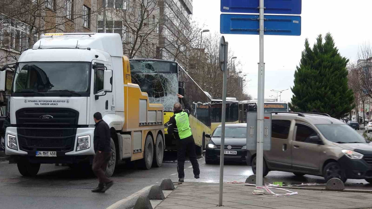 SANCAKTEPE İLÇESİNDE KIRMIZI IŞIKTA BEKLEYEN ARAÇLARA ARKADAN GELEN İETT OTOBÜSÜNÜN ÇARPMASI...