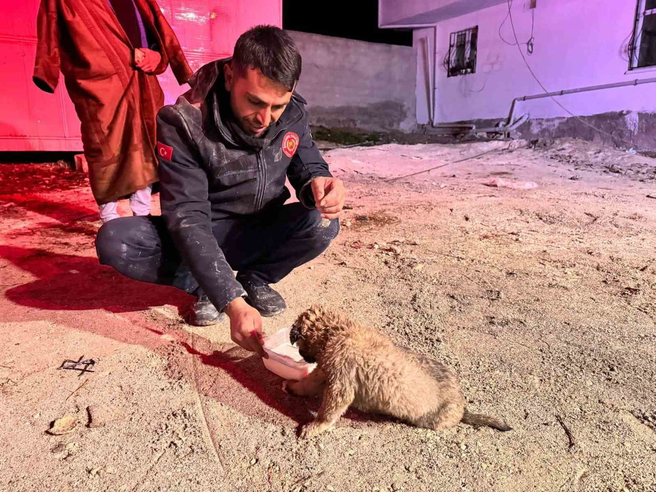 ŞANLIURFA'DA 20 METRELİK SONDAJ KUYUSUNA DÜŞEN YAVRU KÖPEK KURTARILDI