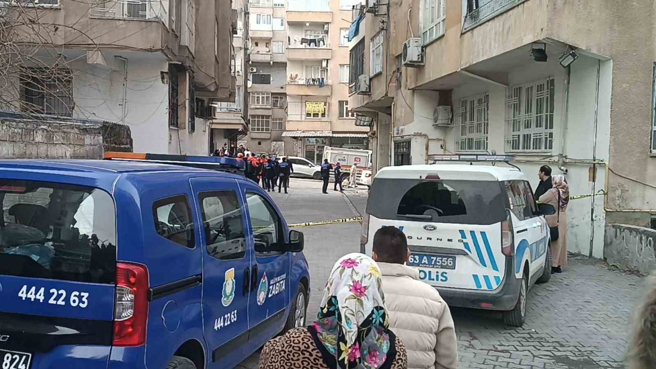 ŞANLIURFA'DA KOLONLARINDAN SES GELDİĞİ İDDİA EDİLEN BİNA EKİPLER TARAFINDAN BOŞALTILDI.