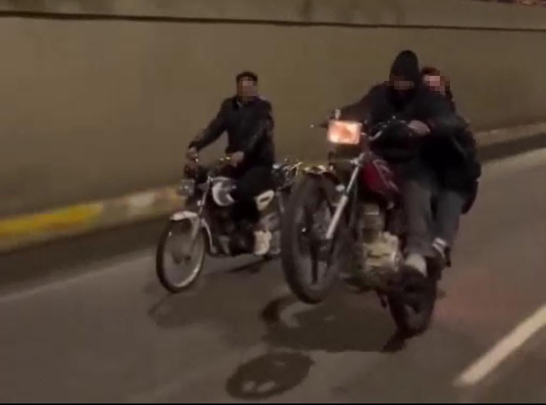 ŞANLIURFA'DA TEK TEKER ÜZERİNDE MOTOSİKLETİYLE TRAFİĞİ TEHLİKEYE ATARAK SEYREDEN SÜRÜCÜYE PARA...