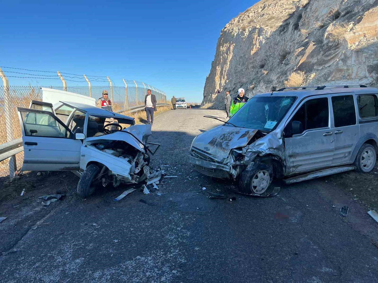 ŞANLIURFA’DA 2 ARAÇ ÇARPIŞTI: 3 YARALI