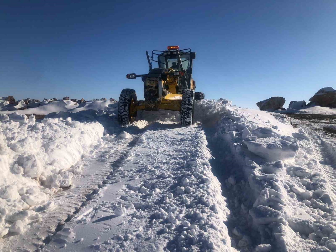 ŞANLIURFA’DA KAPANAN KIRSAL MAHALLE YOLLARI İŞ MAKİNELERİ İLE AÇILIYOR