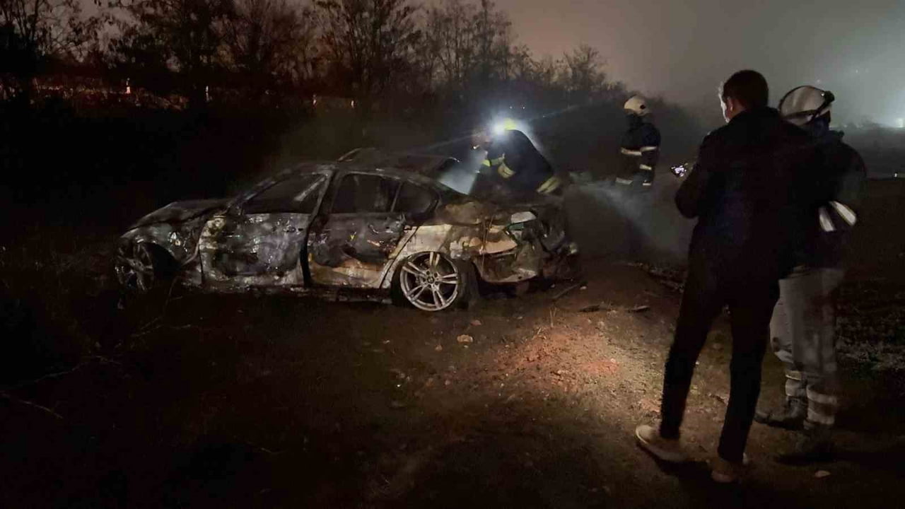 ŞARAMPOLE UÇAN OTOMOBİL ALEV ALDI, İÇİNDEKİLER SON ANDA DIŞARI ÇIKTI