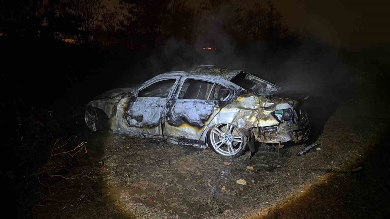 ŞARAMPOLE UÇAN OTOMOBİL ALEV ALDI, İÇİNDEKİLER SON ANDA DIŞARI ÇIKTI