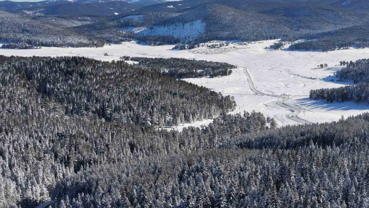 SARIALAN YAYLASI, KIŞ MEVSİMİNİN GELMESİYLE BİRLİKTE BEYAZ ÖRTÜYLE KAPLANDI