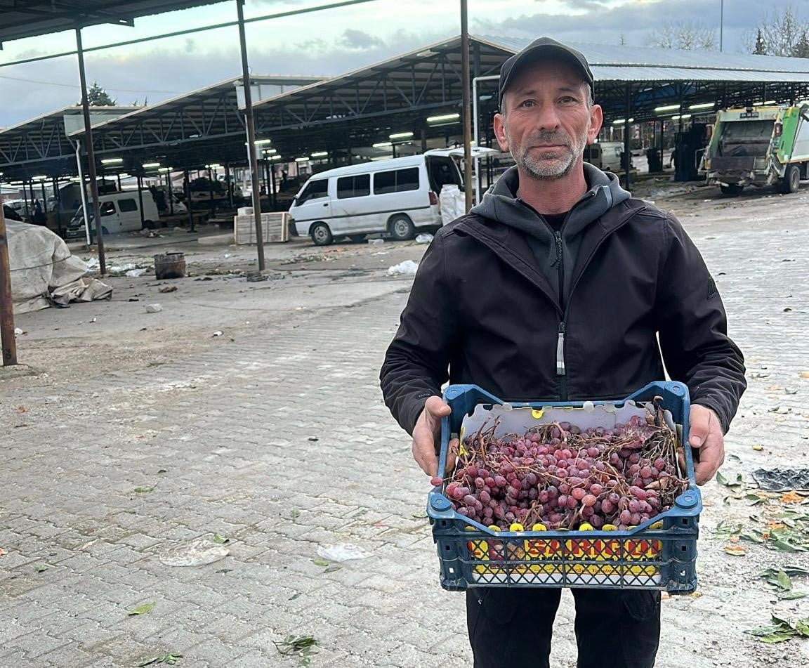 SARIGÖL’DE ÜZÜM ÜRETİCİSİ MUSA TOPDEMİR, 70 DÖNÜM BAĞINI ÖRTÜ ALTINDA TUTARAK 2025 YILI...