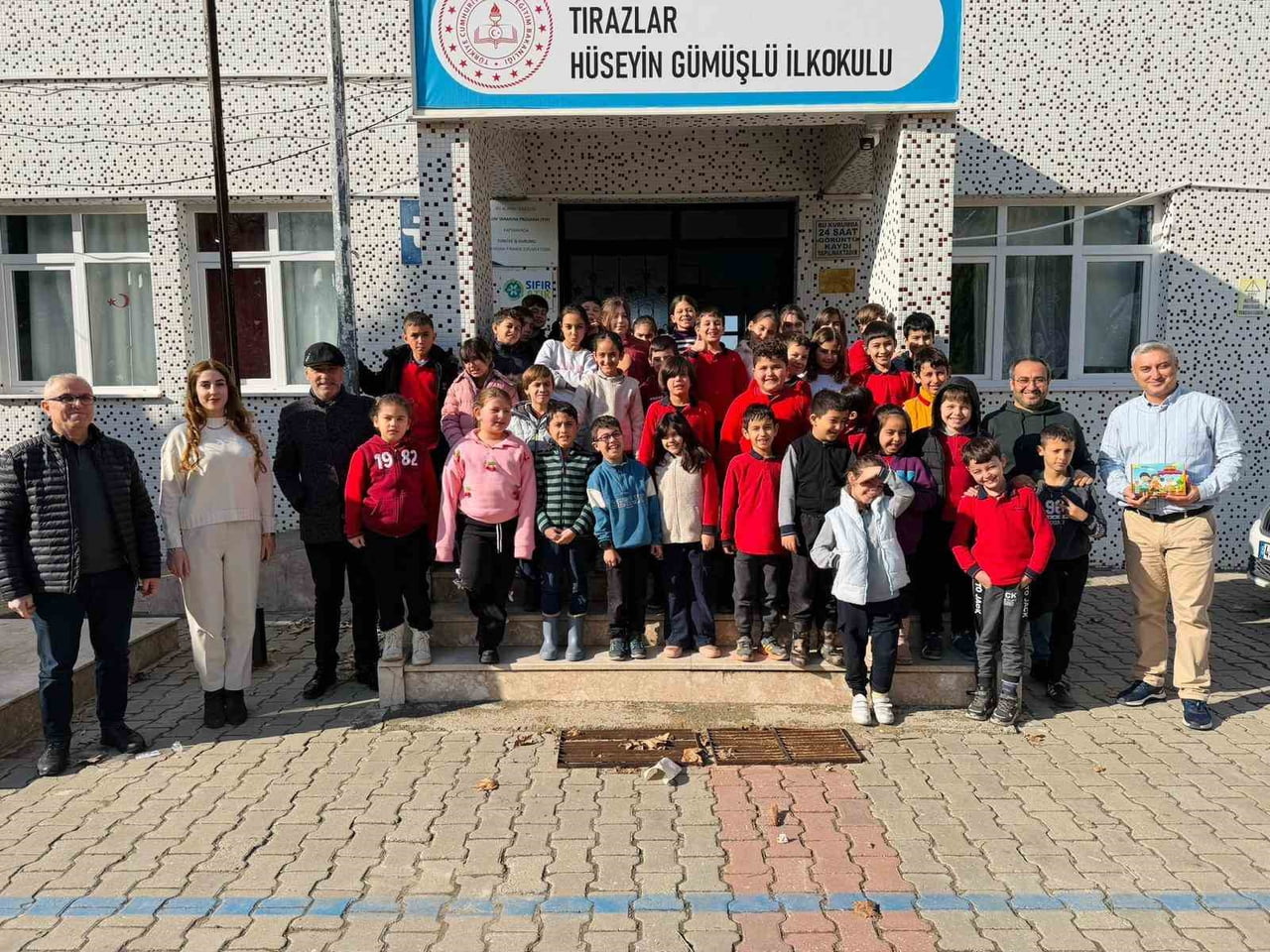 SARIGÖL TIRAZLAR HÜSEYİN GÜMÜŞLÜ İLKOKULU’NDA DÜZENLENEN YAZAR BULUŞMASINDA YAZAR VOLKAN KAZ...