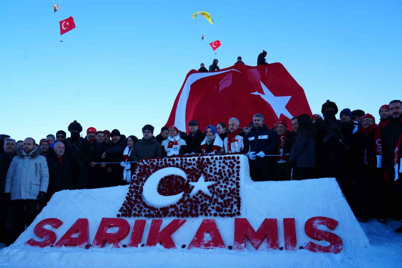 SARIKAMIŞ'TA ŞEHİTLER ANISINA KARDAN HEYKELLER AÇILDI(KARS-İHA)