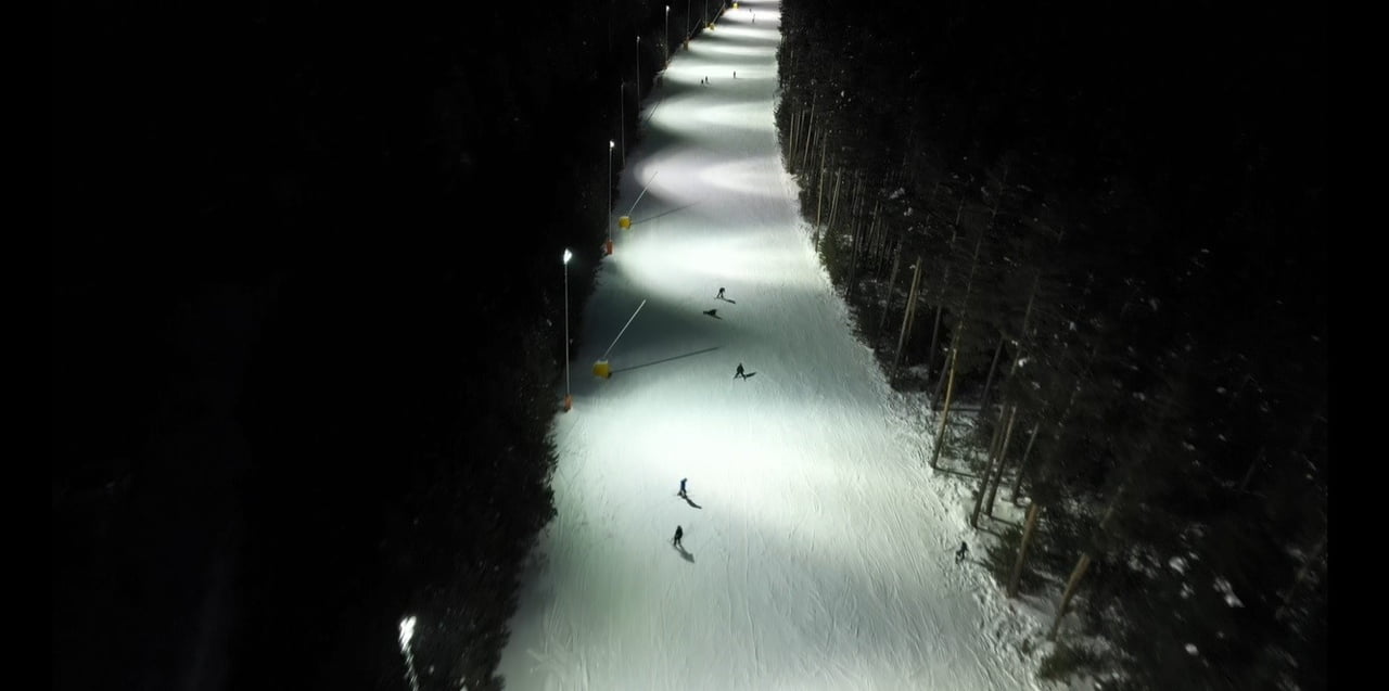 SARIKAMIŞ KAYAK MERKEZİ, YENİLENEN AYDINLATMA SİSTEMİYLE KAYAKSEVERLERE GECE VAKTİNDE DE...