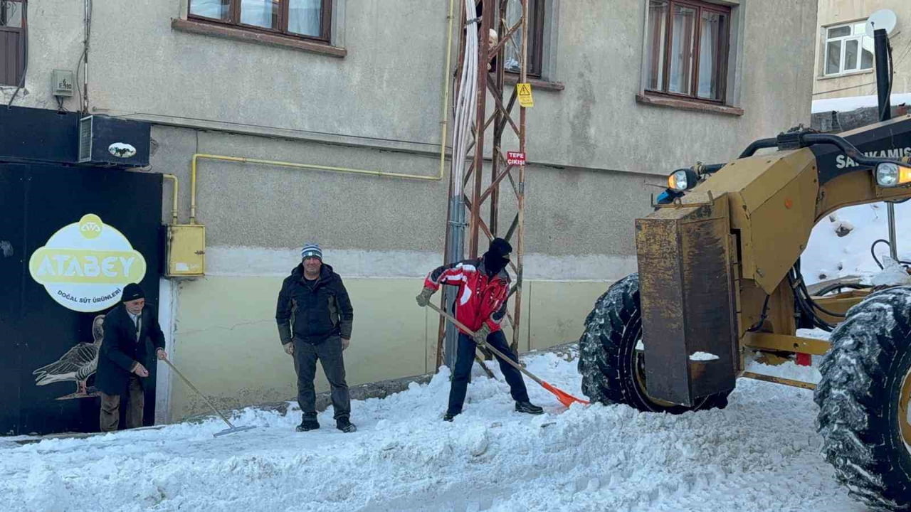 SARIKAMIŞ’TA ETKİLİ OLAN YOĞUN KAR YAĞIŞININ ARDINDAN BELEDİYE EKİPLERİ, HAYATI NORMALE DÖNDÜRMEK...