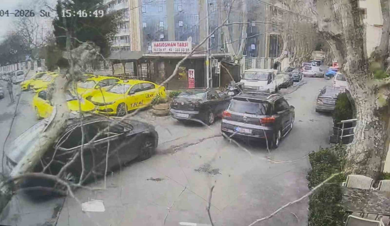 SARIYER'DE KUVVETLİ RÜZGARIN ETKİSİYLE DEVRİLEN AĞAÇ, PARK HALİNDEKİ OTOMOBİLİN ÜZERİNE DÜŞTÜ....