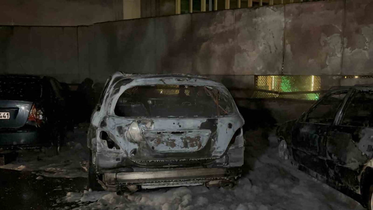 SARIYER’DE PARK HALİNDEKİ 5 ARAÇ ŞÜPHELİ BİR ŞEKİLDE ALEVLERE TESLİM OLDU