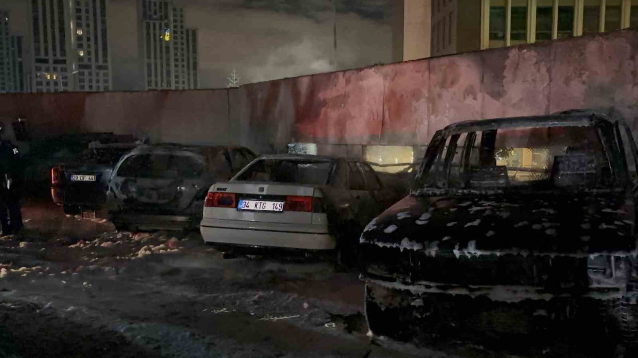 SARIYER’DE PARK HALİNDEKİ 5 ARAÇ ŞÜPHELİ BİR ŞEKİLDE ALEVLERE TESLİM OLDU