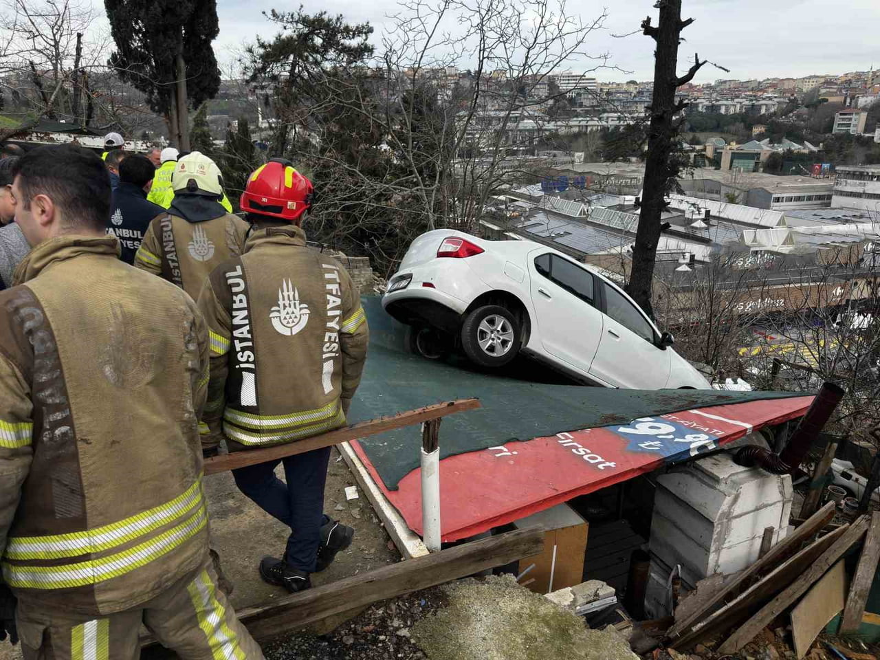 SARIYER’DE SÜRÜCÜNÜN GERİ VİTESTE OLDUĞUNU SANARAK GAZA BASMASI SONUCU KONTROLDEN ÇIKAN OTOMOBİL...