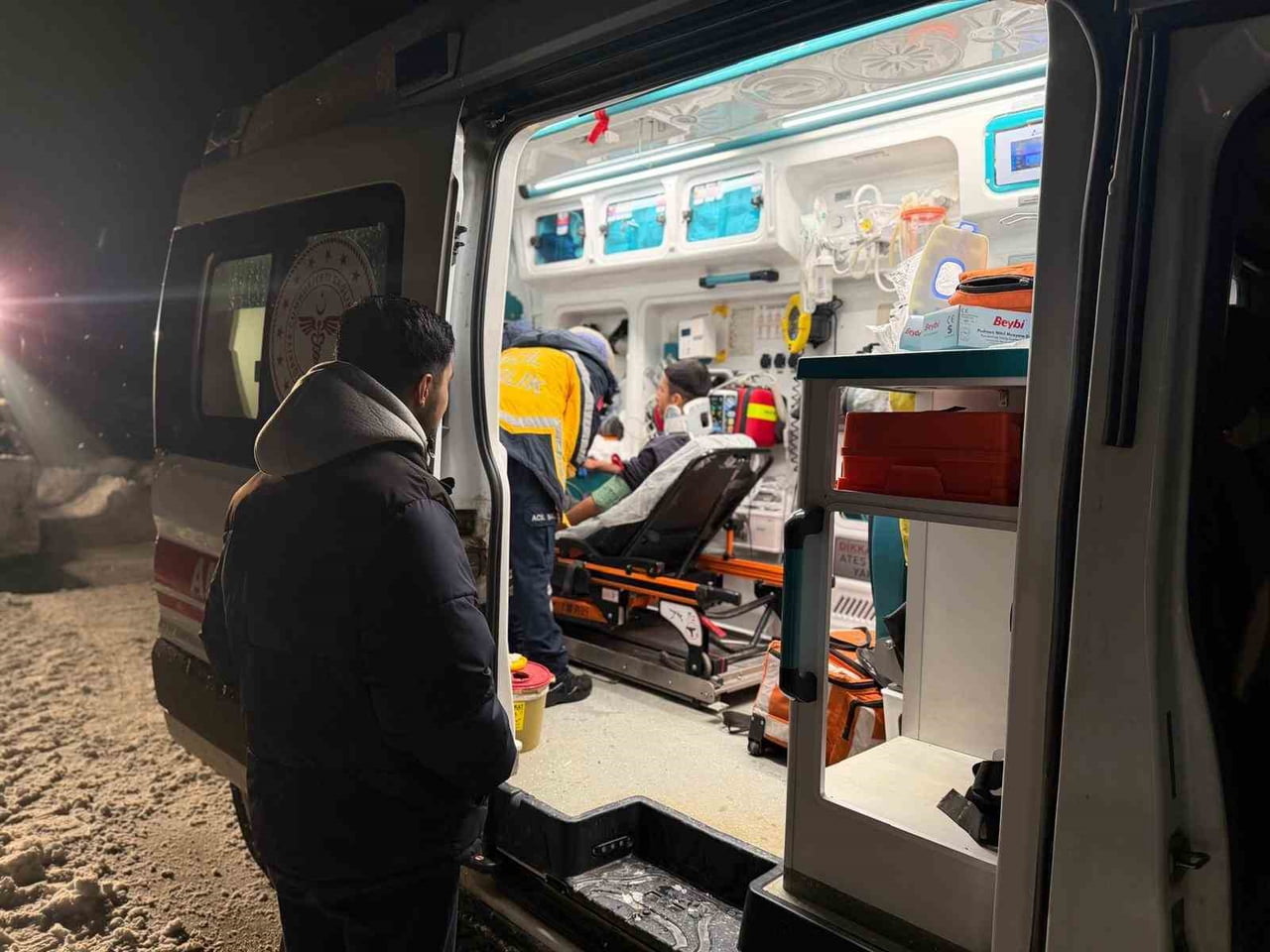 SASON İLÇESİNDE KAR YAĞIŞI NEDENİYLE YOLU KAPANAN BALBAŞI KÖYÜNDE MAHSUR KALAN HASTA VATANDAŞ, İL...