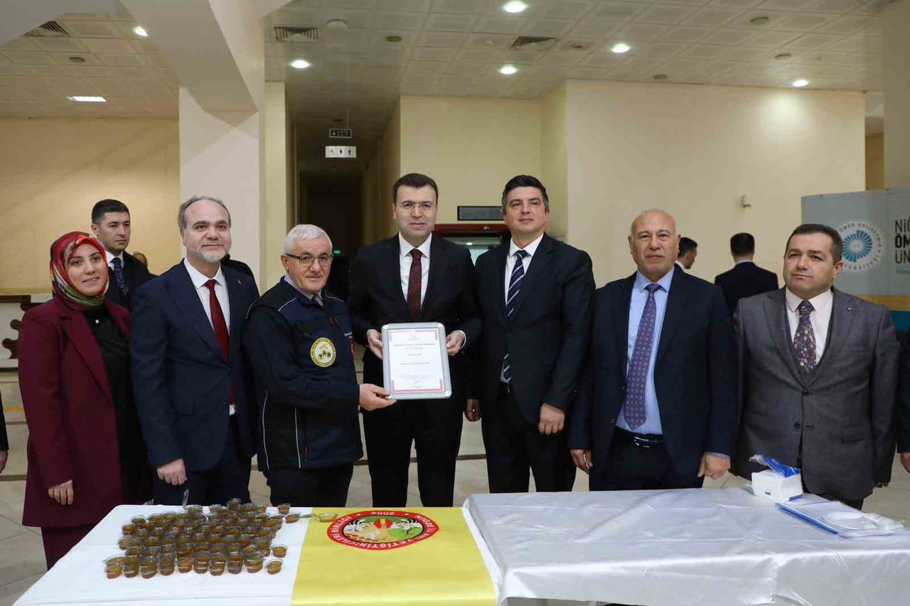 ŞEHİT ÖMER HALİSDEMİR KONGRE VE KÜLTÜR MERKEZİNDE DÜZENLENEN NİĞDE GEVEN BALI COĞRAFİ İŞARET...