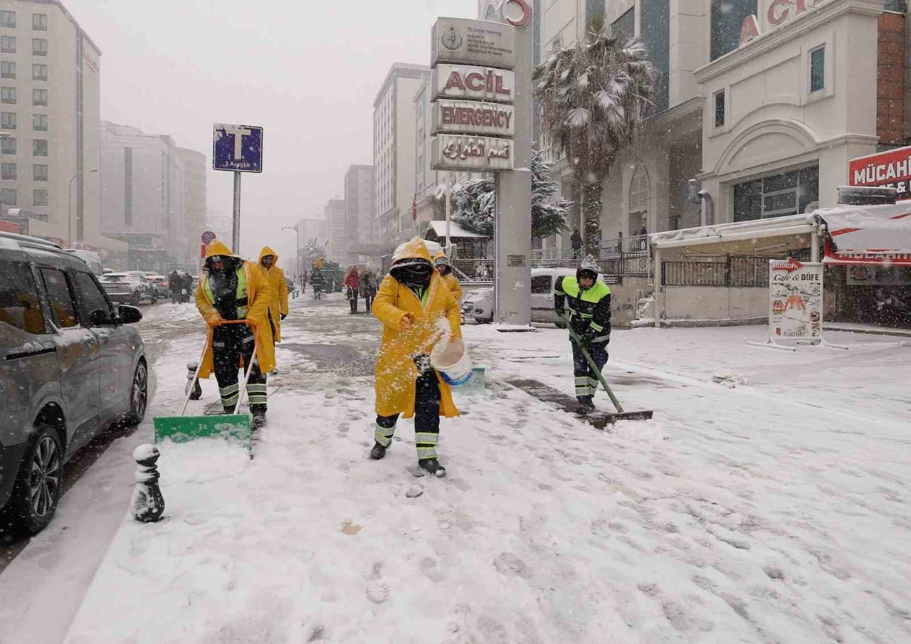 ŞEHİTKAMİL'DE KAR MESAİSİ