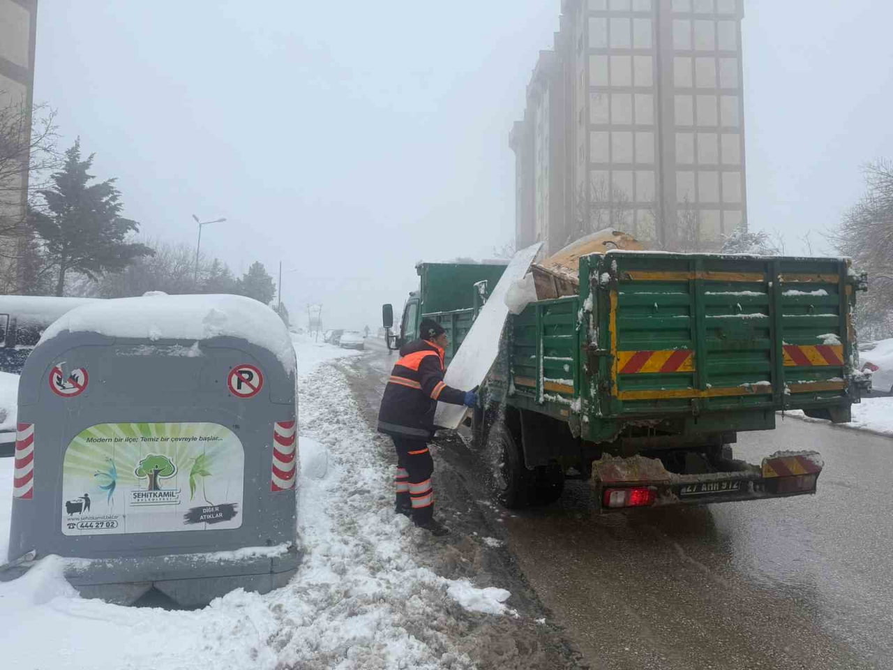ŞEHİTKAMİL'DE KARLA MÜCADELE ARALIKSIZ SÜRÜYOR