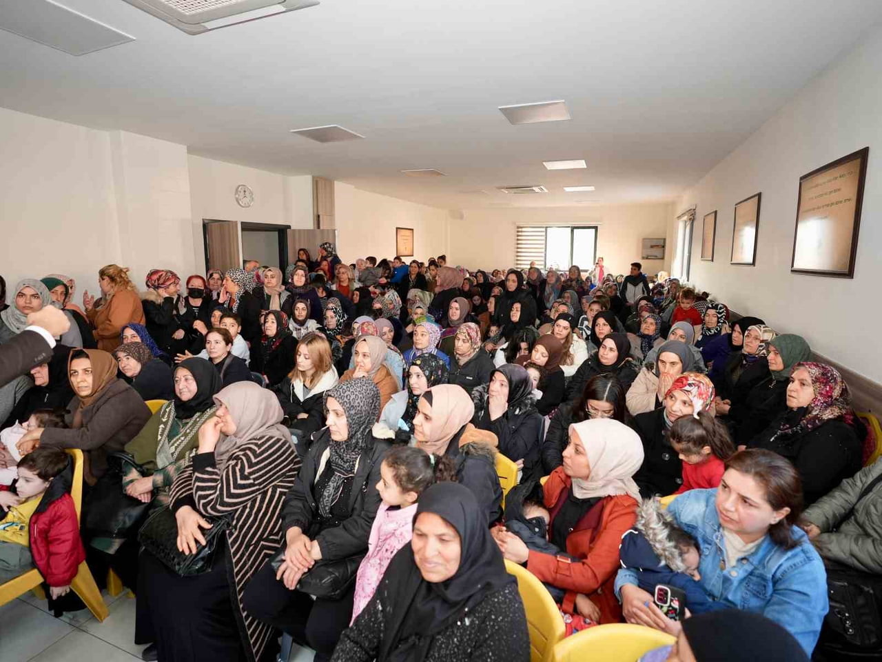 ŞEHİTKAMİL BELEDİYE BAŞKANI UMUT YILMAZ, KARŞIYAKA MAHALLESİ’NDE KADINLARLA BİR ARAYA GELDİ....