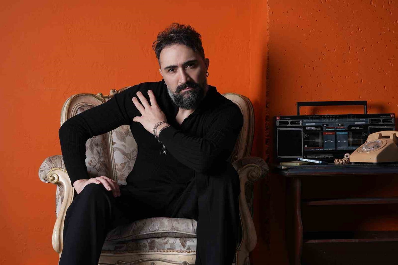 SELÇUK ABAY’DAN KLASİK BİR ESERE MODERN DOKUNUŞ, ‘EŞKIYA DÜNYAYA HÜKÜMDAR OLMAZ’ YENİDEN DİNLEYİCİ...