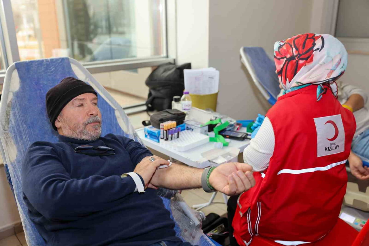 SELÇUKLU BELEDİYE PERSONELİ VE VATANDAŞLAR KIZILAY KAN MERKEZİ TARAFINDAN YÜRÜTÜLEN KAN BAĞIŞI...