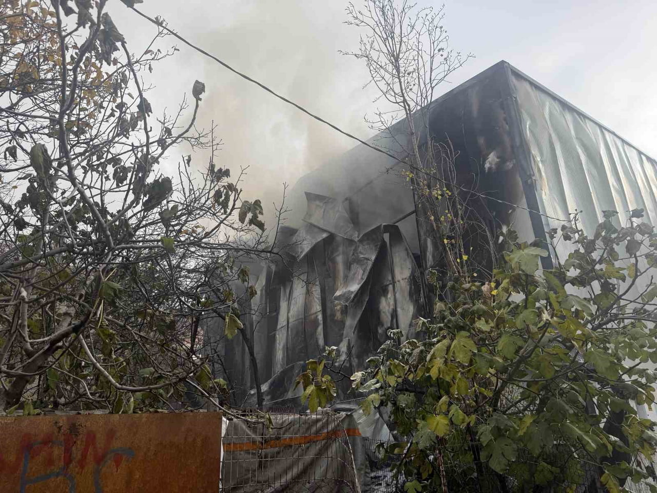 SENYURT'TA BİR DEPODA ÇIKAN YANGIN PANİĞE NEDEN OLDU.