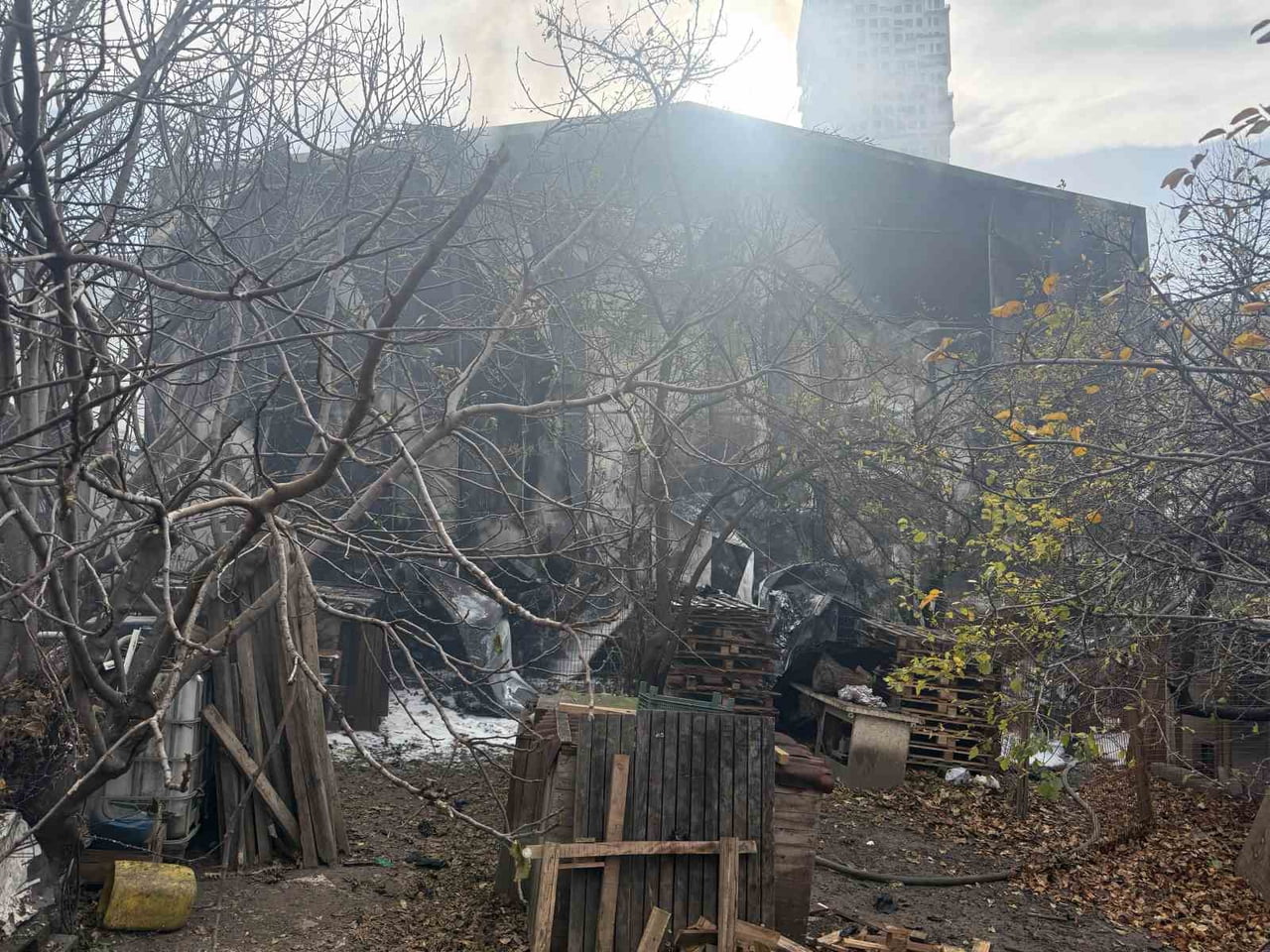 SENYURT'TA BİR DEPODA ÇIKAN YANGIN PANİĞE NEDEN OLDU.