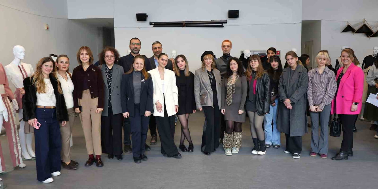 SERGİYİ GEZEN SANATSEVERLERİ, GEÇMİŞTEN GÜNÜMÜZE UZANAN BİR ZAMAN YOLCULUĞUNA ÇIKARAN ÖĞRENCİLER...