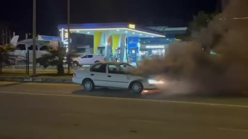 Seyir halindeki otomobil alev topuna döndü