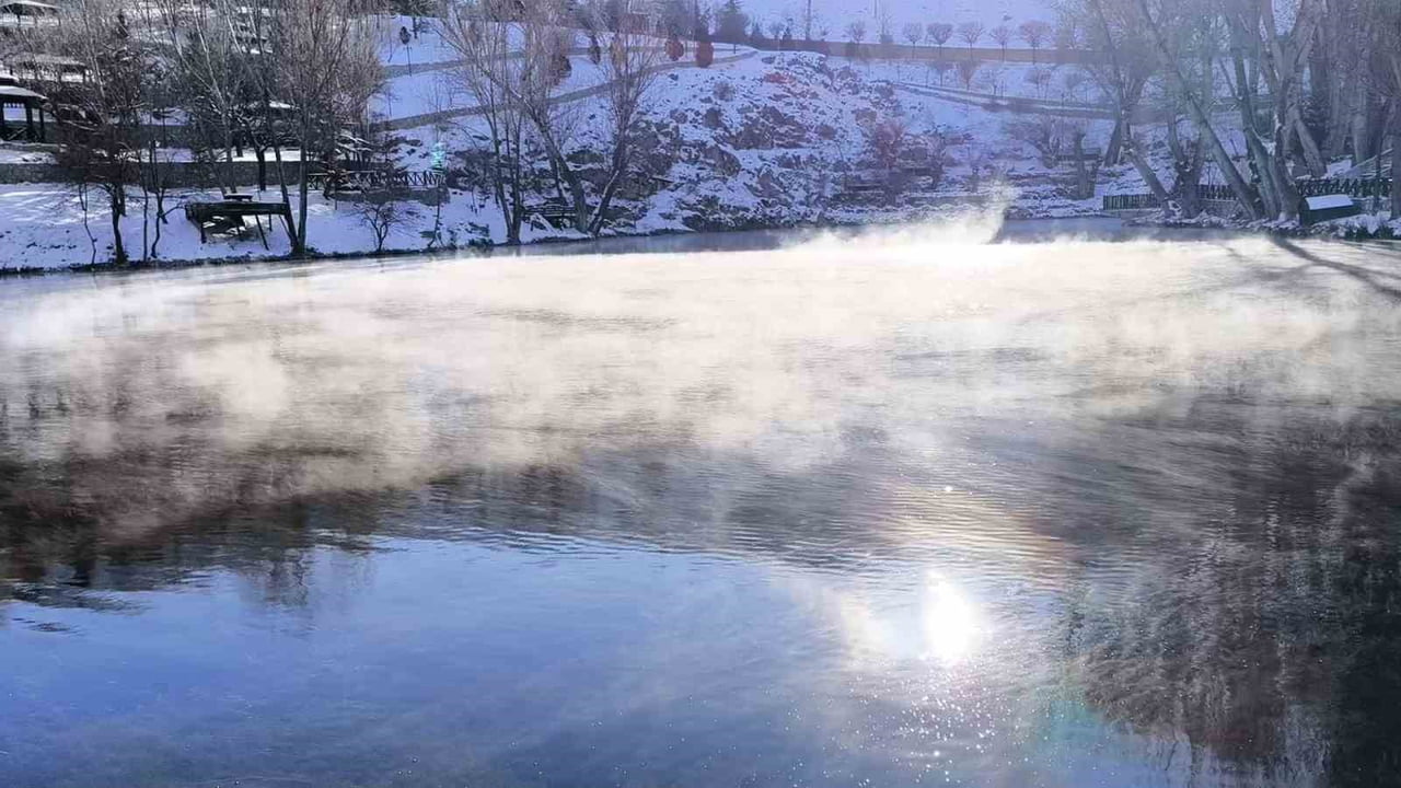 SİBİRYA SOĞUKLARININ YAŞANDIĞI SİVAS’TA SUYA DAİR NE VARSA DONDU, DONMAYAN TEK GÖL, BOZKIRIN NAZAR...