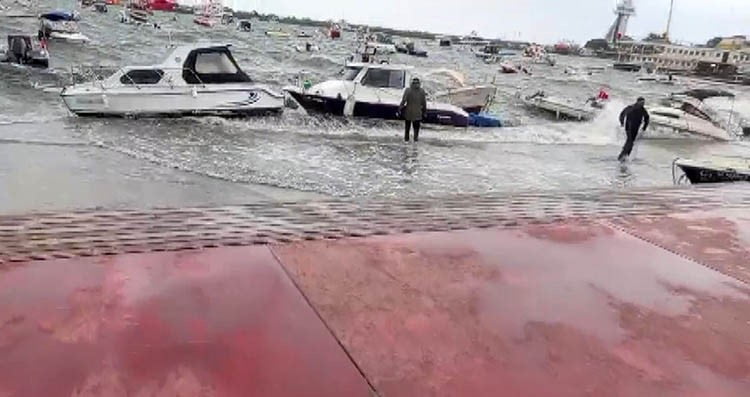 ŞİDDETLİ RÜZGARDAN DOLAYI DENİZ SUYU SAHİL YOLUNA TAŞARKEN; KIYIYA BAĞLI TEKNELER UZUN SÜRE...