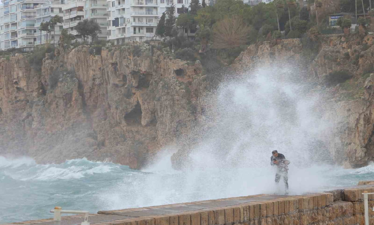 ŞİDDETLİ RÜZGARLA OLUŞAN DEV DALGALAR YAKLAŞIK 30 METRELİK FALEZLERİ DÖVERKEN, İNSANLAR ZAMAN...