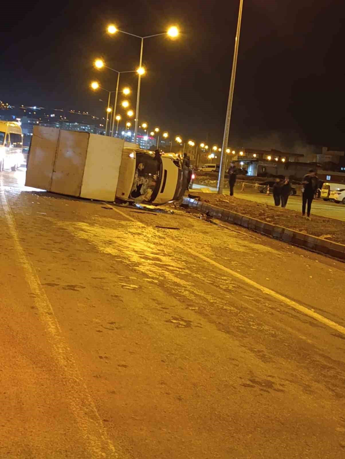 SİİRT'İN KURTALAN İLÇESİNDE HAFİF TİCARİ ARAÇ VE KAMYONETİN ÇARPIŞMASI SONUCU 2 KİŞİ...