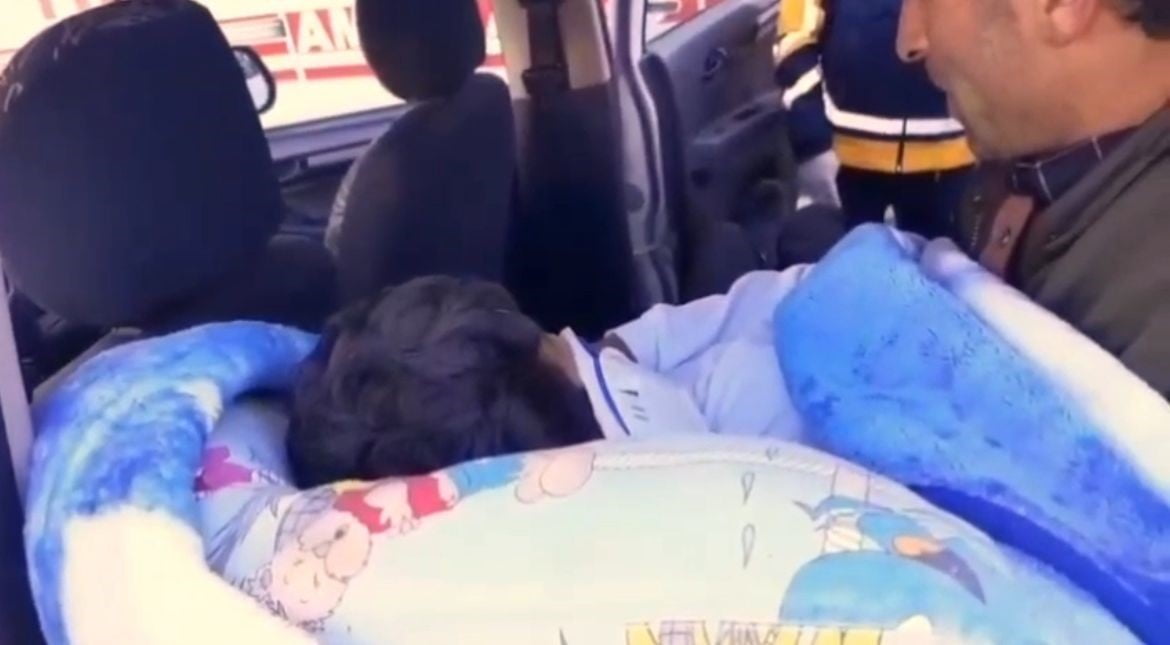 SİİRT'İN ŞİRVAN İLÇESİNDE KAR TEMİZLERKEN DAMDAN DÜŞEREK AĞIR YARALANAN 16 YAŞINDAKİ ÇOCUK...