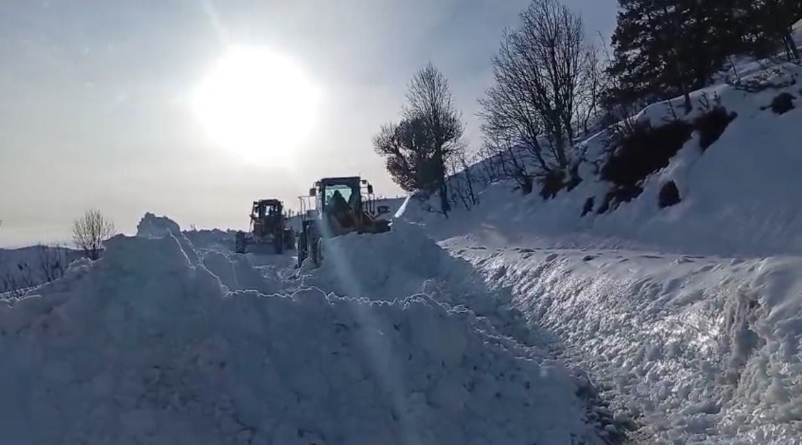 SİİRT'İN ŞİRVAN İLÇESİNDE KAR YAĞIŞI BAŞLADI, İL ÖZEL İDARE EKİPLERİ ÇALIŞMALARA...