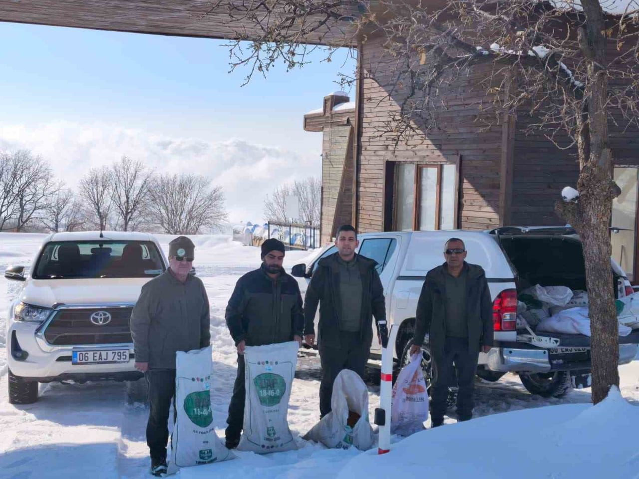 SİİRT DOĞA KORUMA VE MİLLİ PARKLAR MÜDÜRLÜĞÜNE BAĞLI ŞEFLİK EKİPLERİ, KIŞ ŞARTLARININ YAŞANDIĞI...
