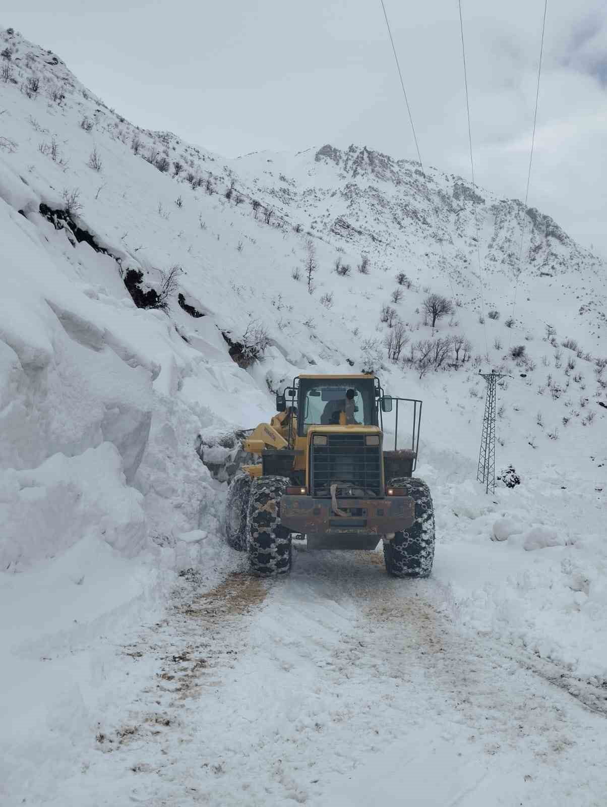SİİRT İL ÖZEL İDARE EKİPLERİ YOLDA KALAN MİNİBÜS VE İÇİNDEKİLERİ KURTARDI. EKİPLERİN KAPALI...
