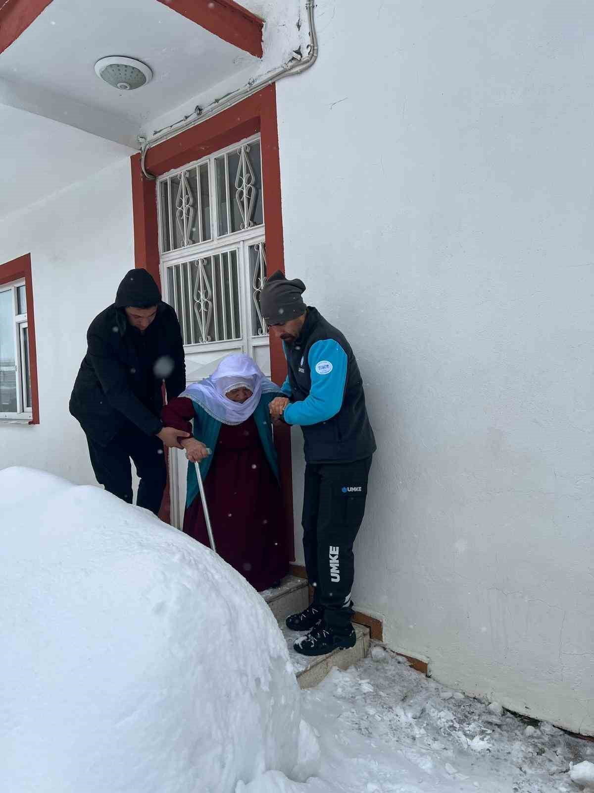 SİİRT’İN BAYKAN İLÇESİNDE DİYALİZ HASTASI OLAN KADIN UMKE EKİBİNİN PALETLİ ARACIYLA ALINARAK...