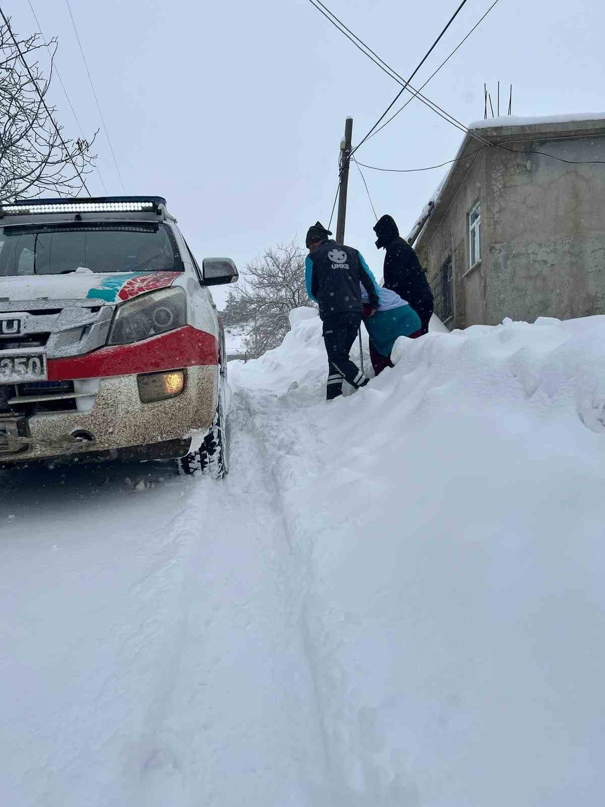 SİİRT’İN BAYKAN İLÇESİNDE DİYALİZ HASTASI OLAN KADIN UMKE EKİBİNİN PALETLİ ARACIYLA ALINARAK...