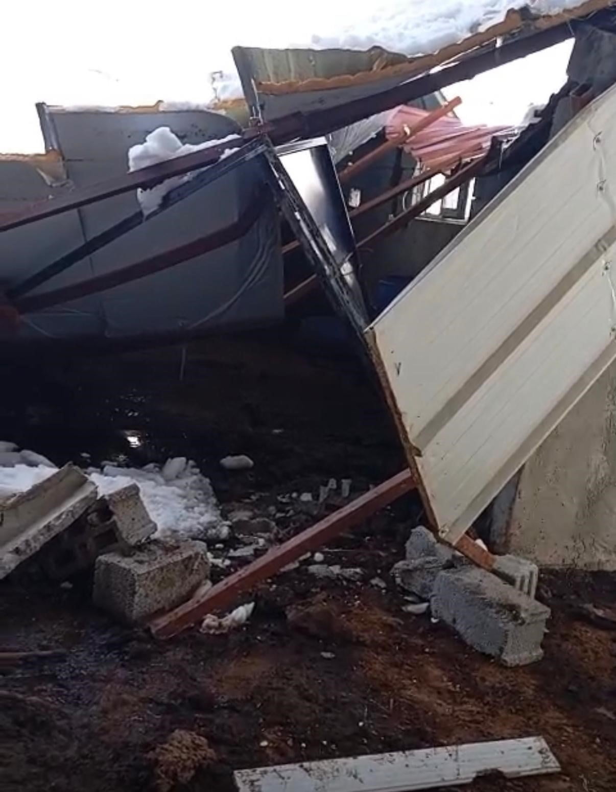 SİİRT’İN BAYKAN İLÇESİNDE KAR KÜTLESİNE DAYANAMAYAN HAYVAN ÇİFTÇİLİĞİNİN ÇATISININ ÇÖKMESİ SONUCU...